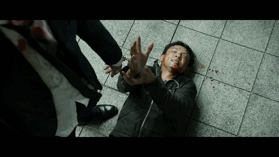 小孩被逼看自己父亲被打,看到《老手》结局心情终于舒畅