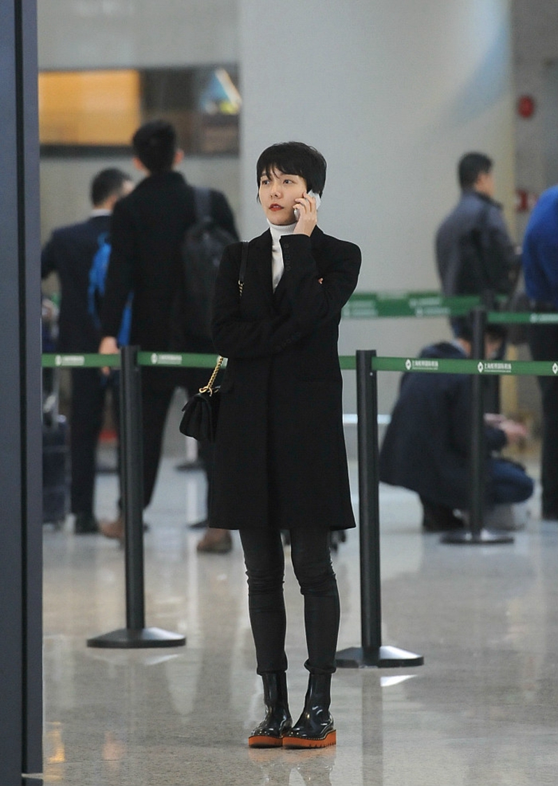 40岁杨乐乐现身机场,身穿黑色大衣尽显气质,脚上鞋子吸引眼球