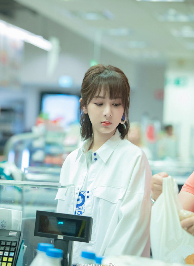 26岁杨紫穿粉色t恤配背带裤,很有"佟年"的感觉!少女心满分