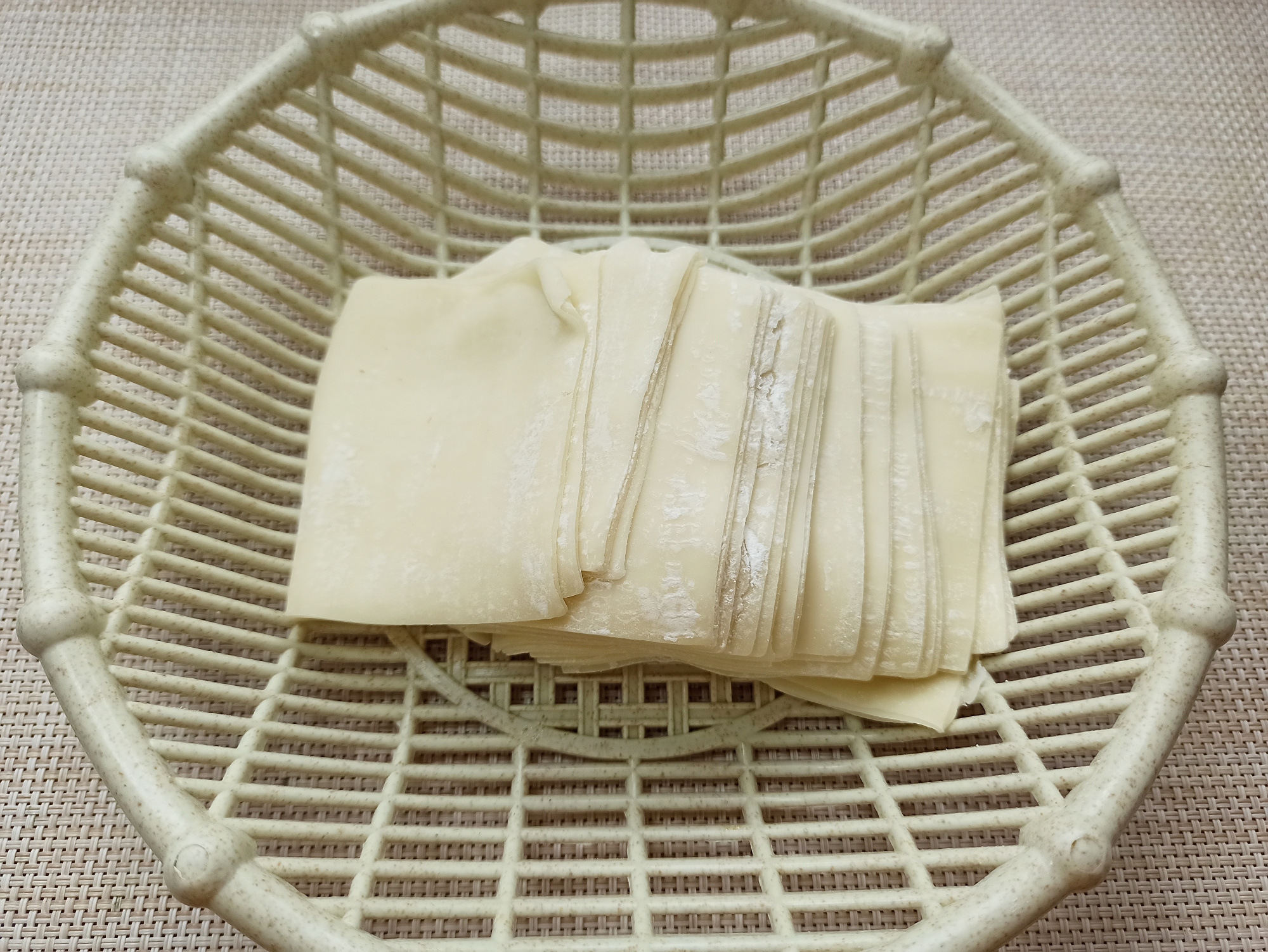 剩下的馄饨皮别浪费,教你一个新吃法,酥脆可口,出锅秒变小零食