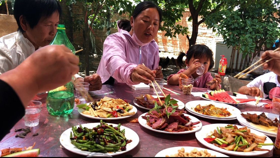 实拍农村吃大席,客人吃饱还不忘打包带走,臭臭妈觉得很丢脸
