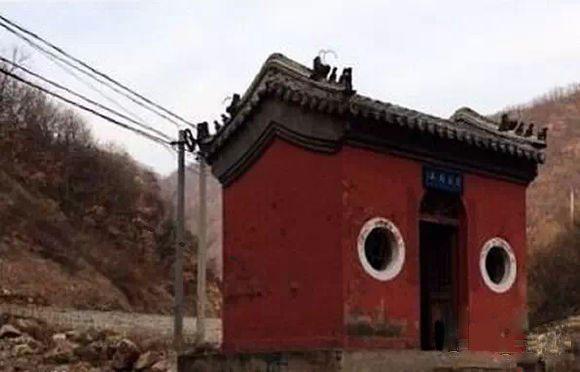 罕见的西游记剧照,孙悟空变成的这座庙大家伙还记得吗,并不是用道具做