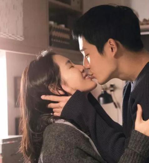 孙艺珍晒出自己的豪宅:家里只刷了个大白墙,客厅光线也太差了