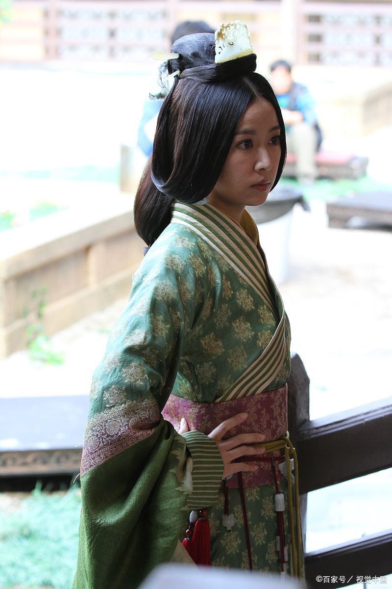 2,貂蝉,女间谍的开山祖师,亲自实践了美人计和连环计.