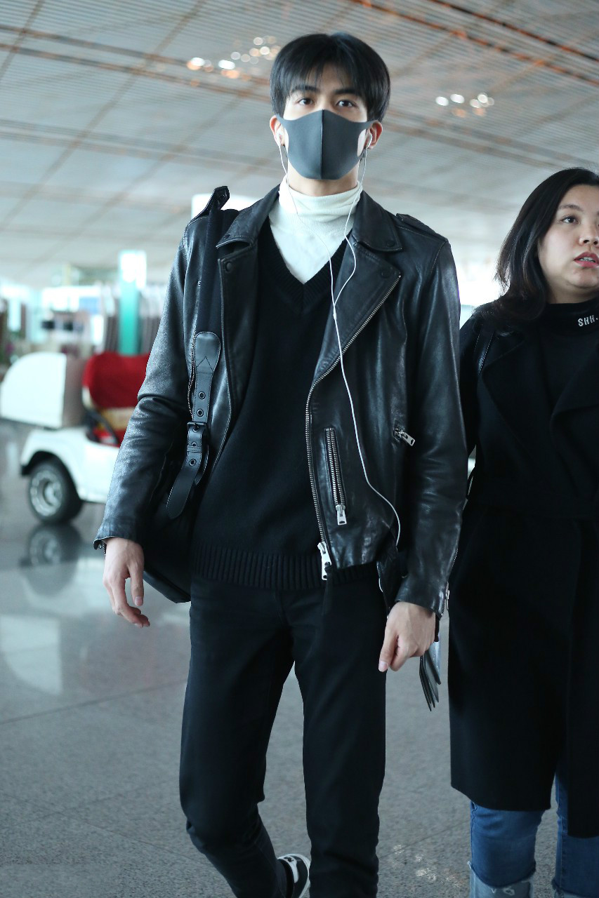 宋威龙戴口罩穿黑皮衣搭配黑裤子现身机场,一身黑色装扮又酷又帅