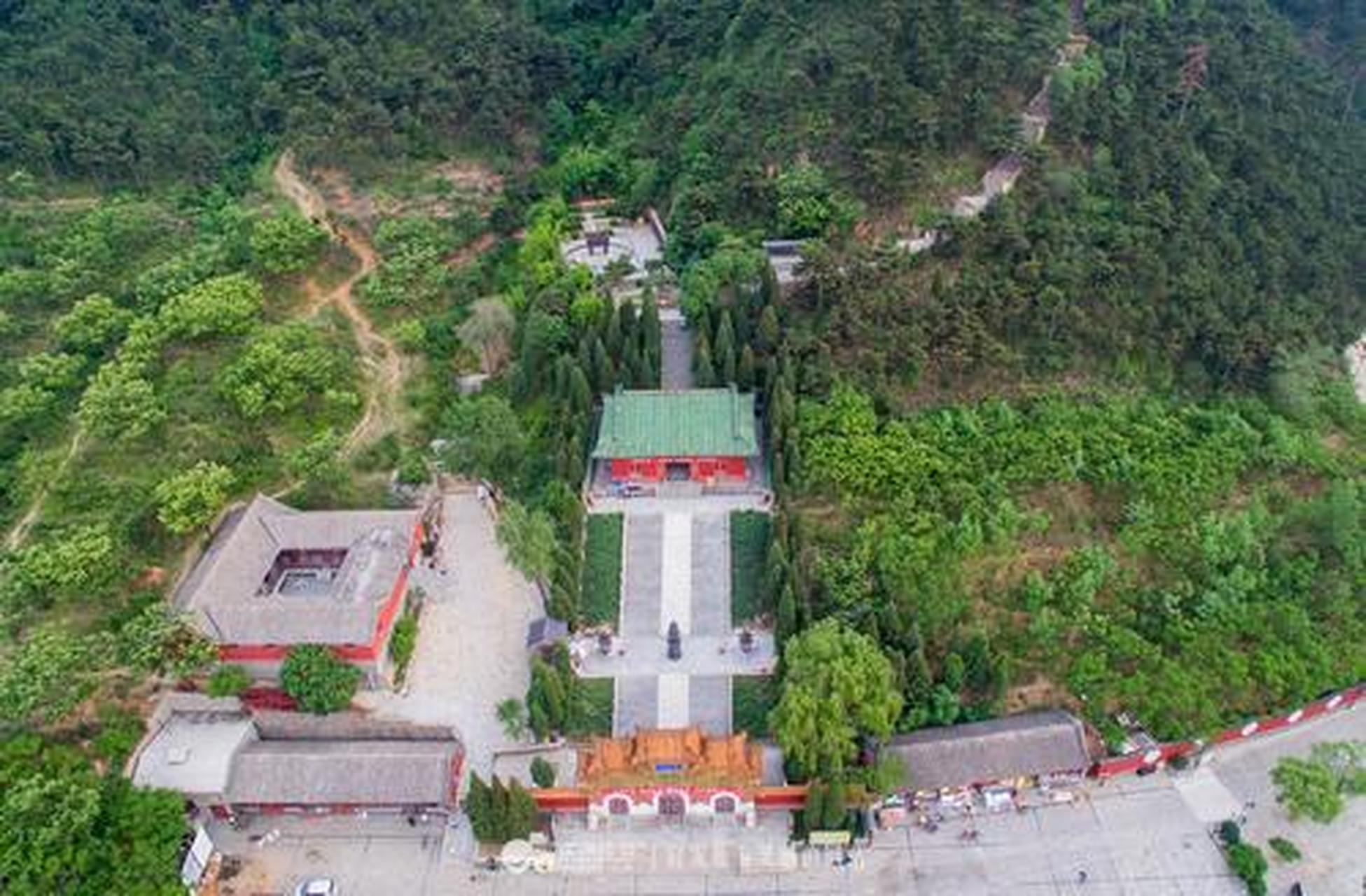 景忠山位于迁西县境内,海拔610米,山上古岩峥嵘,苍松蔽日,峡谷清幽