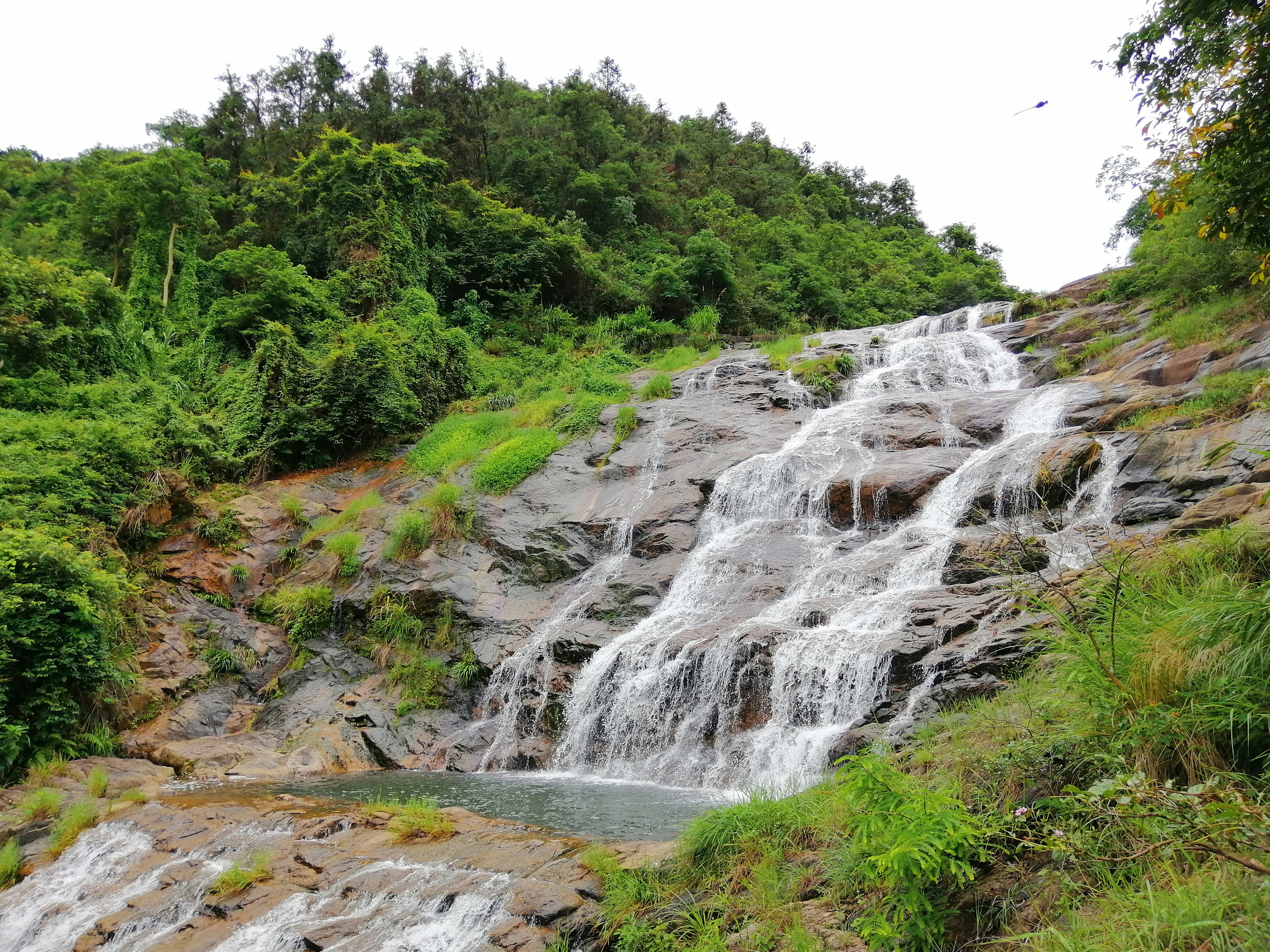 深圳坪山馬巒山郊野公園瀑布一落千丈,飛珠濺玉