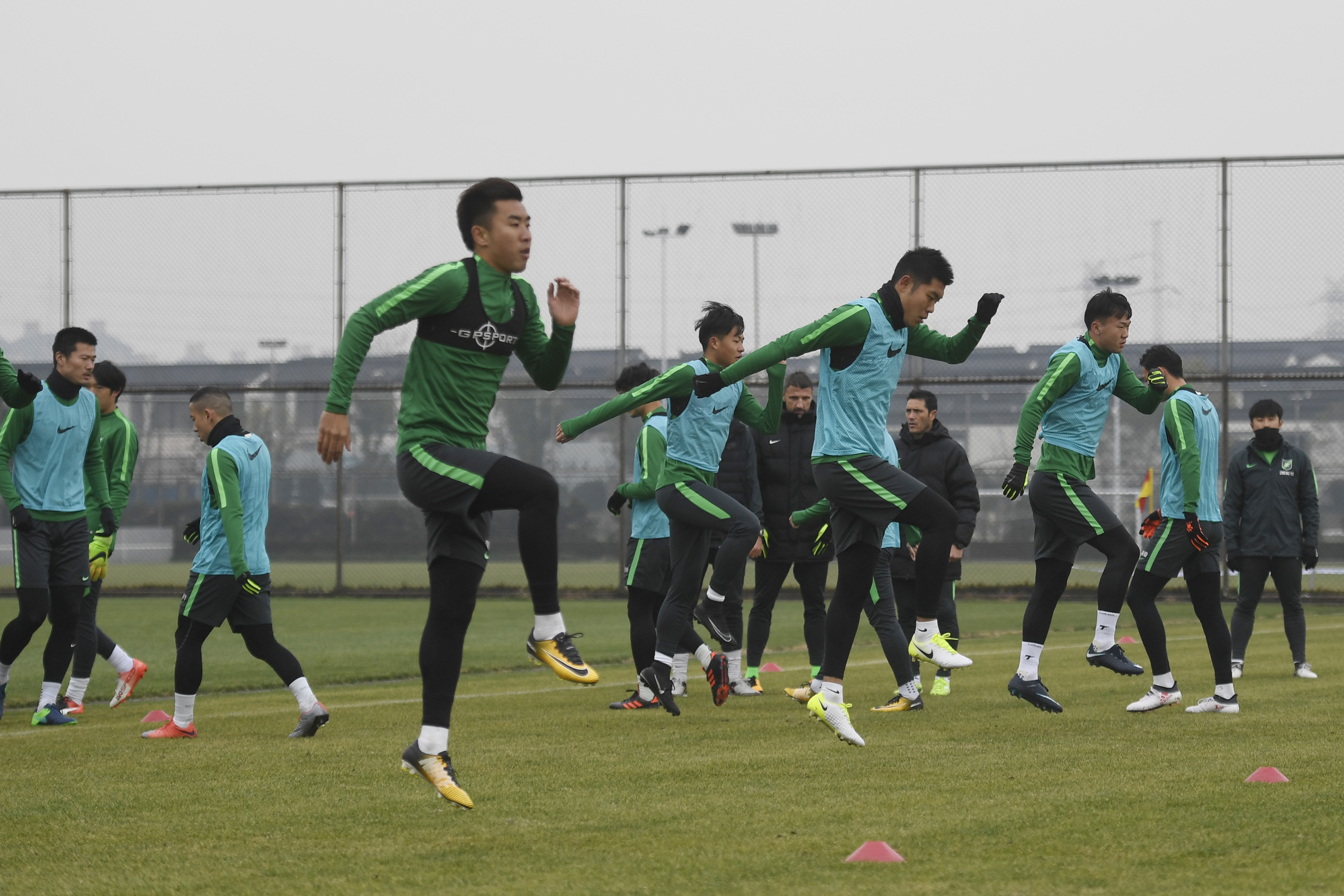 (体育)(1)足球——杭州绿城队备战新赛季