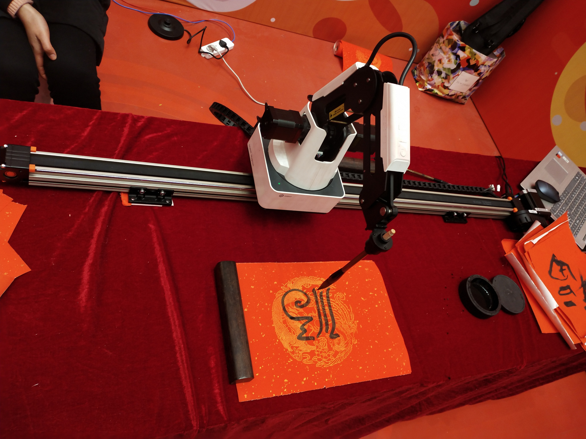 书法机器人 写春联机器人 写字画画机械臂租赁