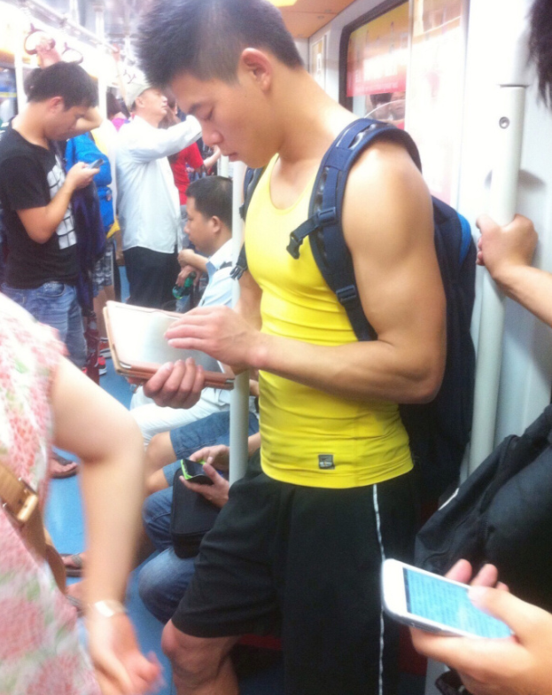 偷拍广州地铁健身肌肉男 腹肌紧贴着衣服