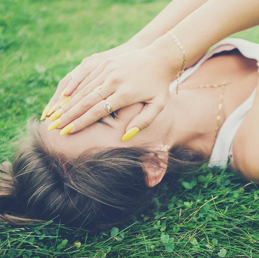 敏感又脆弱的女生,在经历分手后,往往有这三个表现