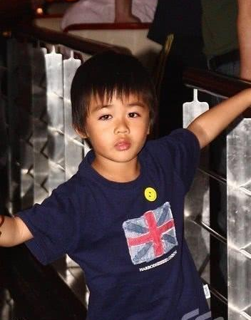 那英和高峰的儿子罕见曝光,和高峰很像,真是颇得两人优秀基因