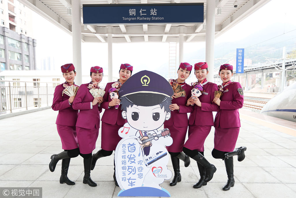 贵阳客运段乘务员在g4622次列车上迎接旅客.	 图片来源:视觉中国