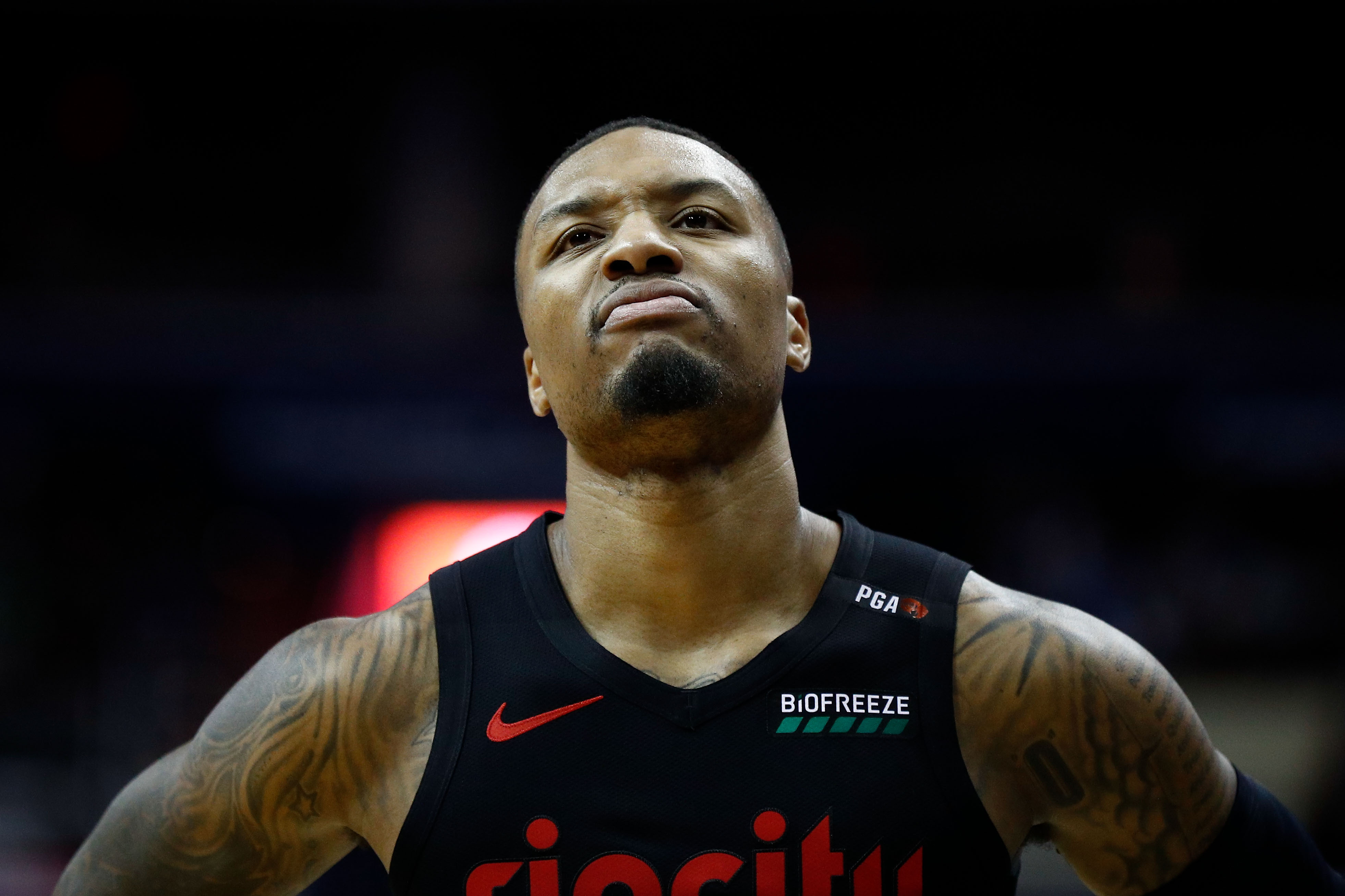 常规赛:奇才不敌开拓者    11月18日,奇才队球员比尔(左)在比赛中救球