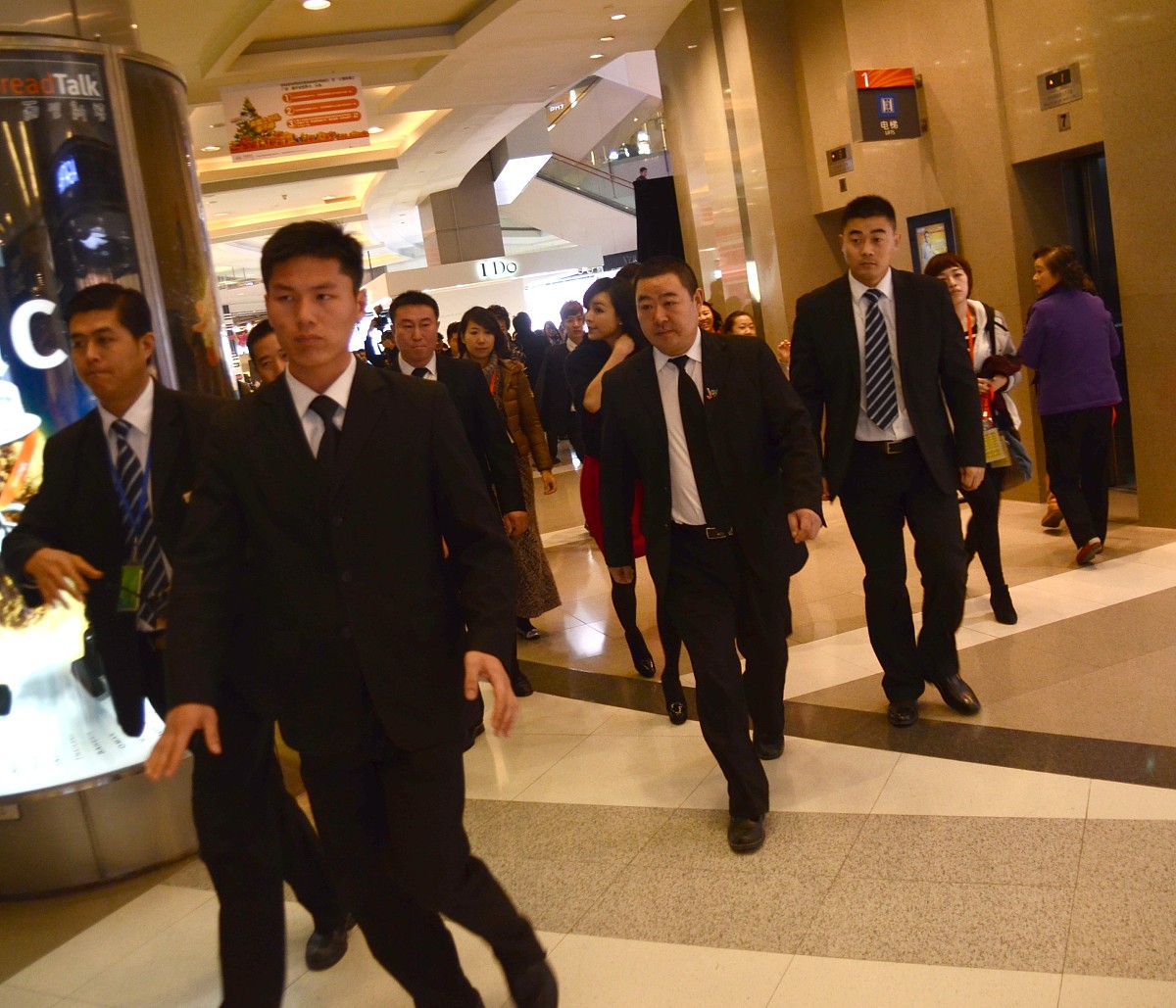 《专业保镖团队,为您提供全方位的安全保护》