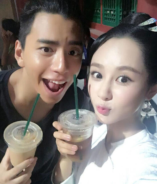 杨紫"还债",捂脸宣传《一吻定情》,期待王大陆穿女装跳舞娘