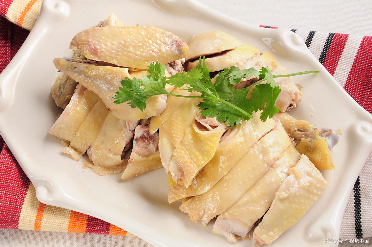 白斩鸡是一道传统的中华美食,口感鲜嫩,肉质饱满,以下是一种制作