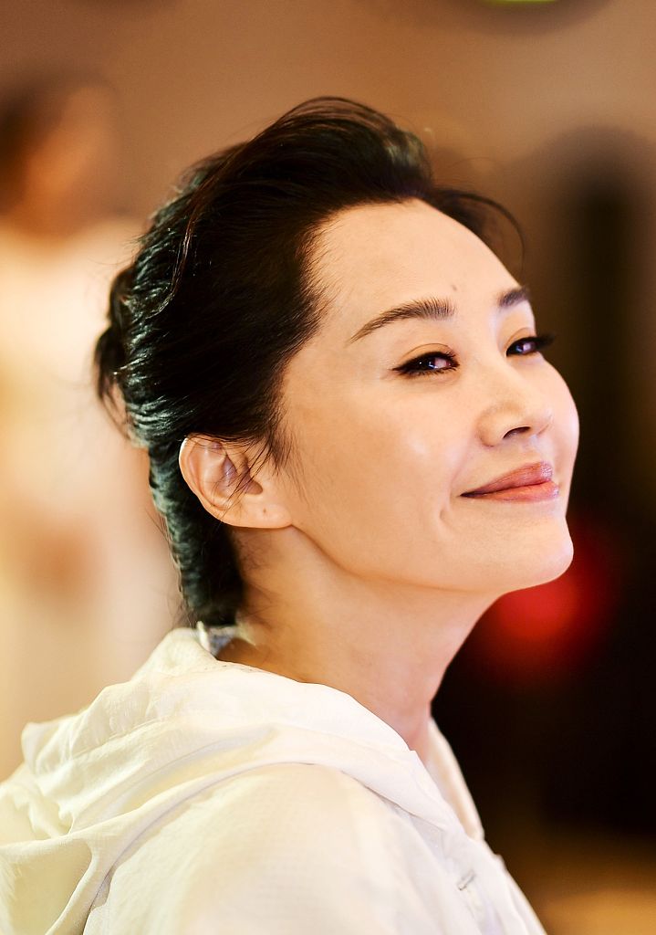 侧颜杀!许晴代言"北马"活力满满 丸子头减龄微笑迷人