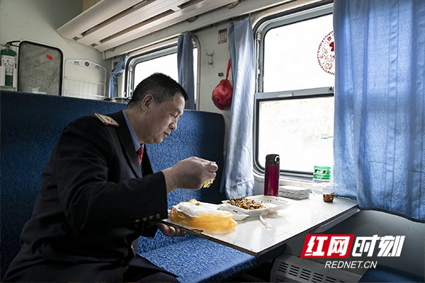 7266次列车特写|跟完最后一趟车 车队老书记退休了