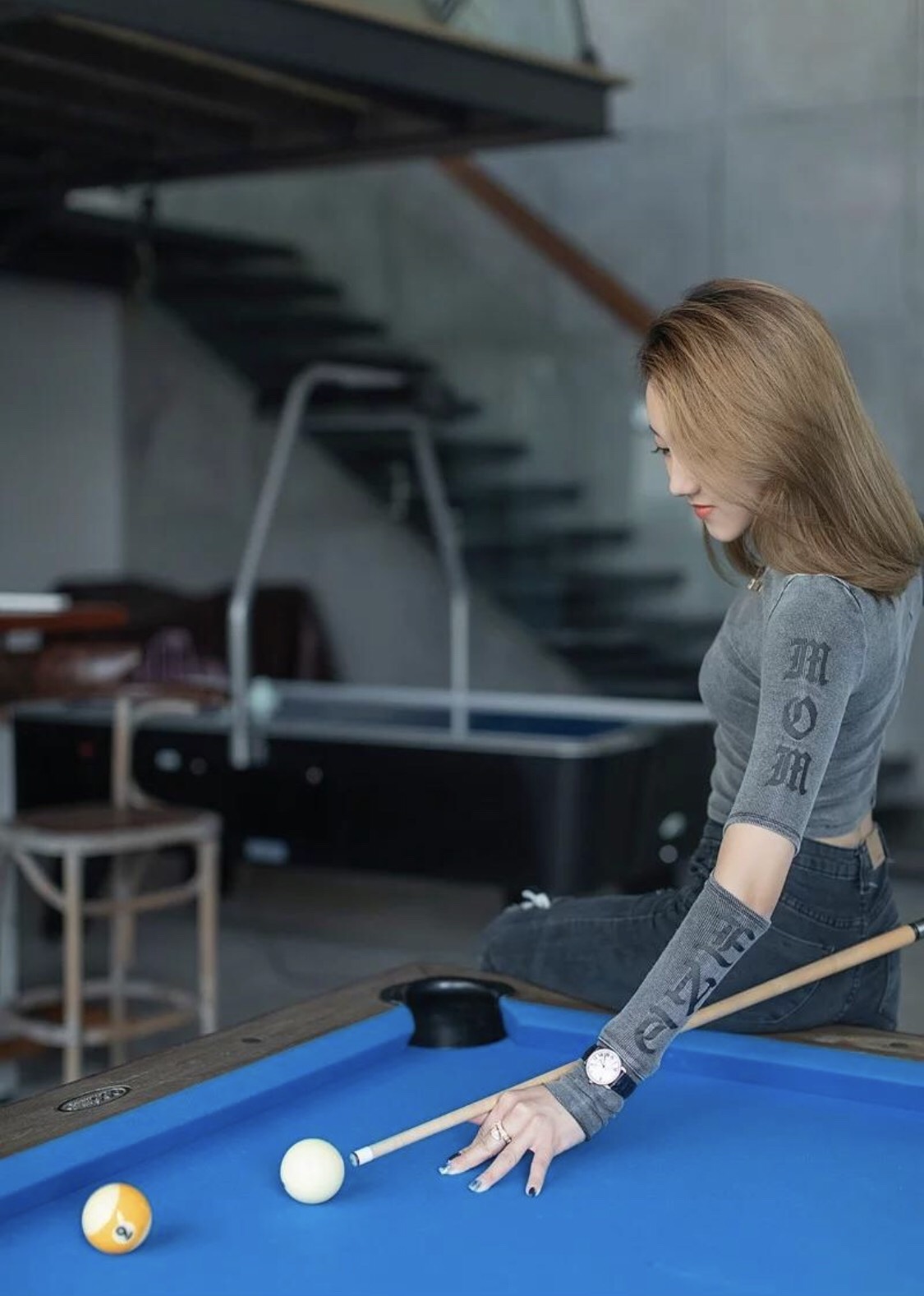 打台球的美女,能给人一种很具象化的女神印象.