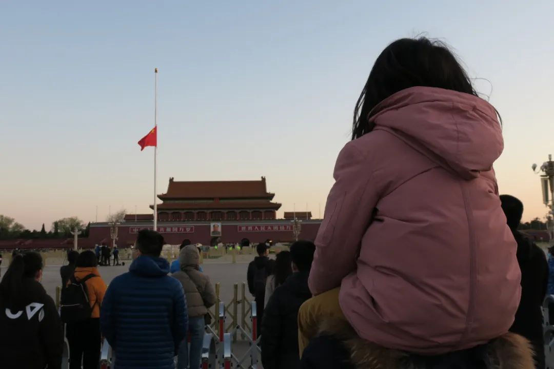 ■今晨天安门广场降半旗，共悼逝者，寄托哀思