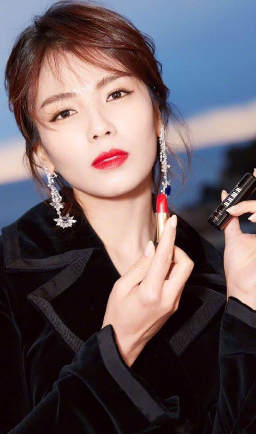 蓝色的毛呢大长衣搭配中长发,非常干净利落,宛如商界女大佬.