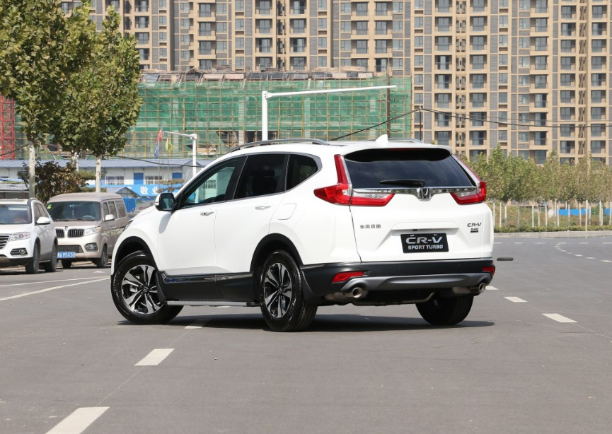 新款的白色本田crv,看起来运动范十足,给人最大的感受就是易上