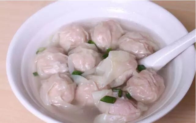 沙县鱼丸是用鱼肉斩茸,加蛋清,淀粉搅拌上劲,挤成小丸子,水煮后口感q