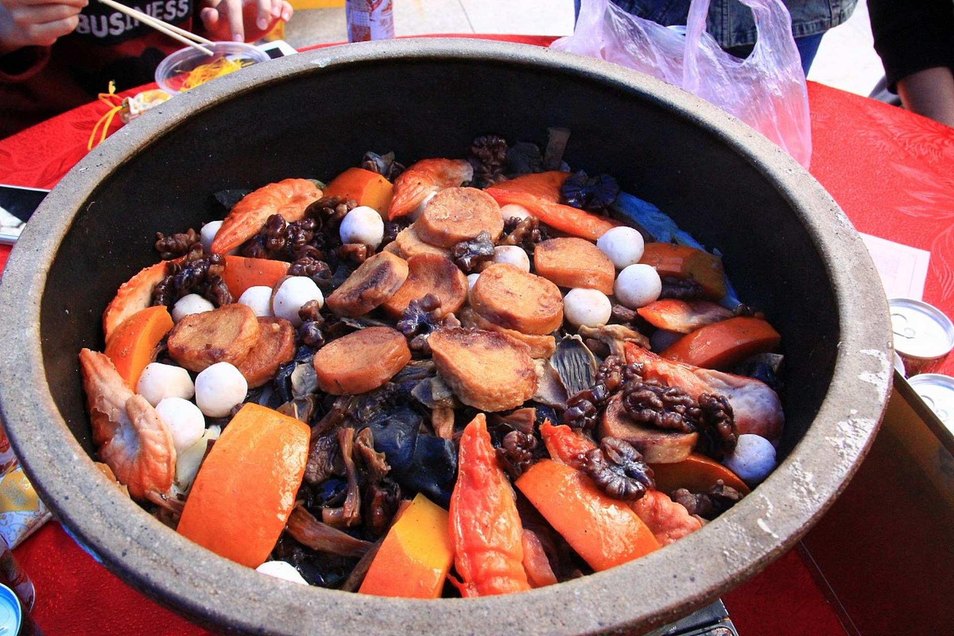 广东客家大盆菜广东号称是"美食天堂",是当之无愧的,因为在广东好吃的