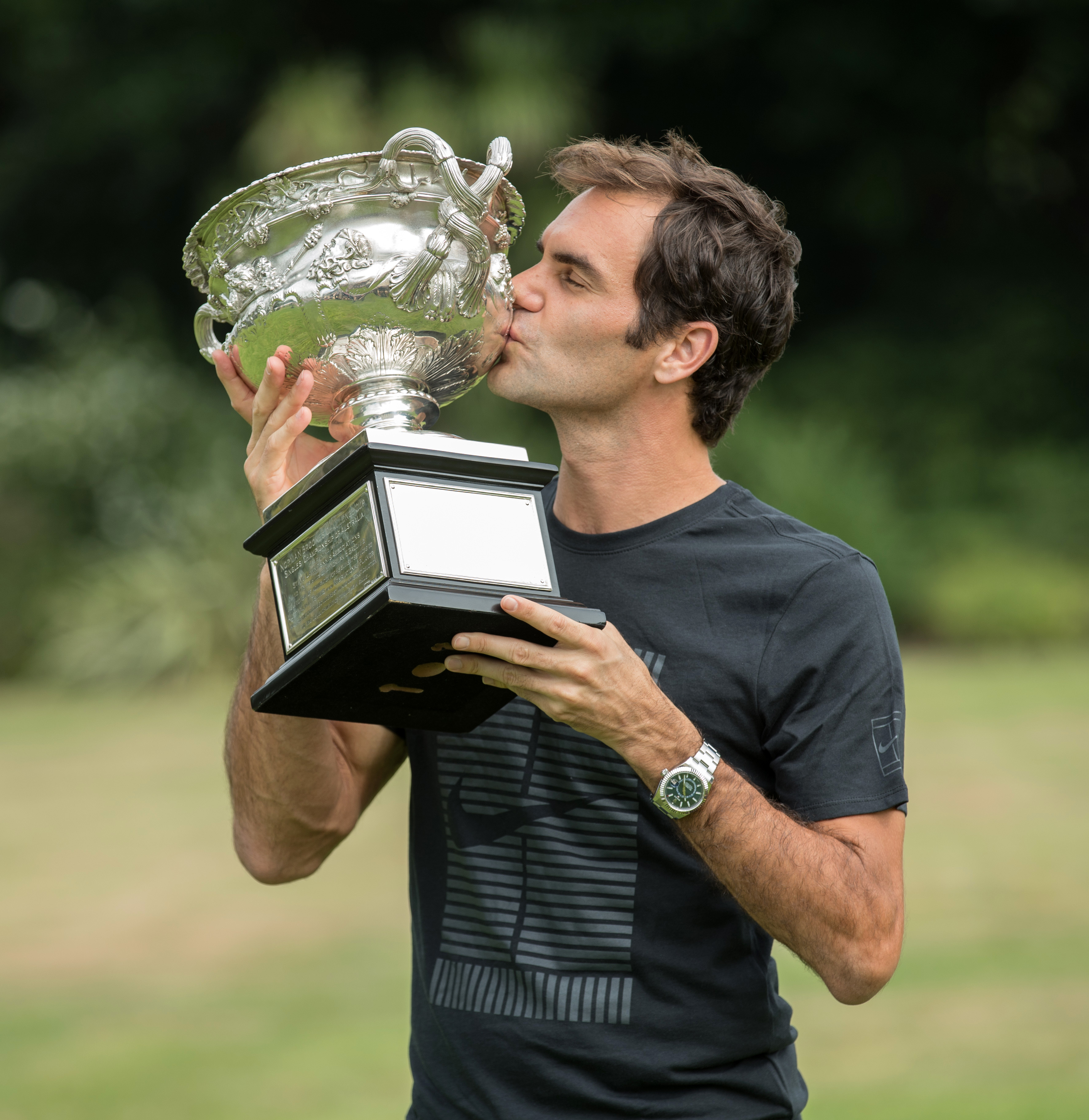 (体育)(2)网球——澳网:费德勒展示男单冠军奖杯