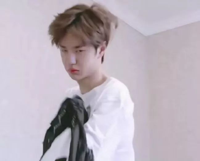 分享一组"带有起床气"的王一博,满脸写着"不高兴",好萌!