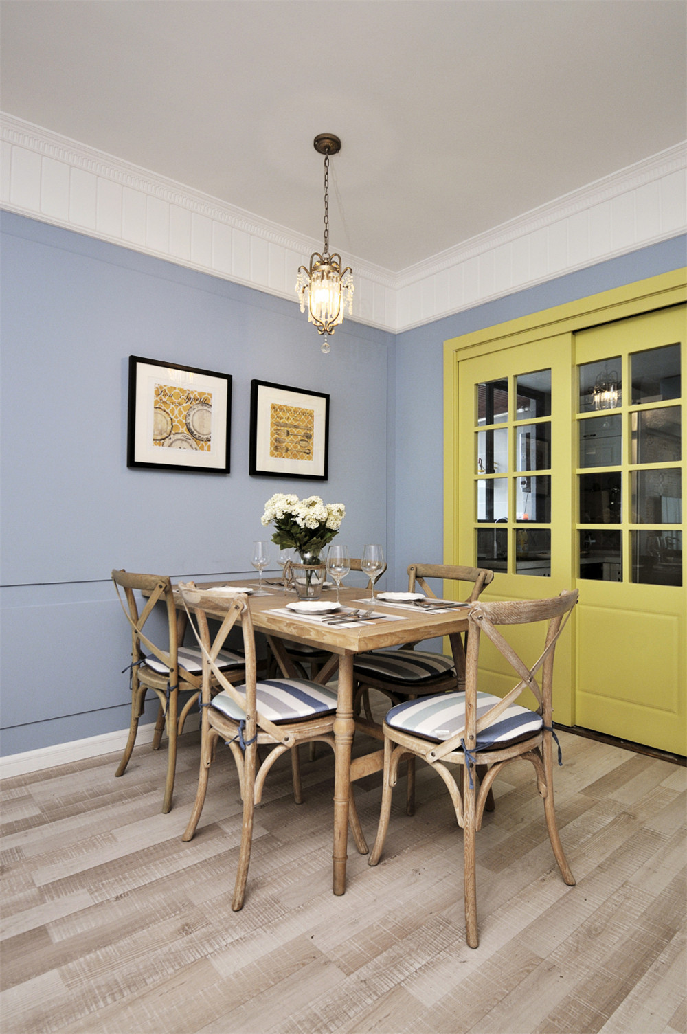 混搭风装修的四居室,有复古的韵味,也有时尚的美感,这设计不错