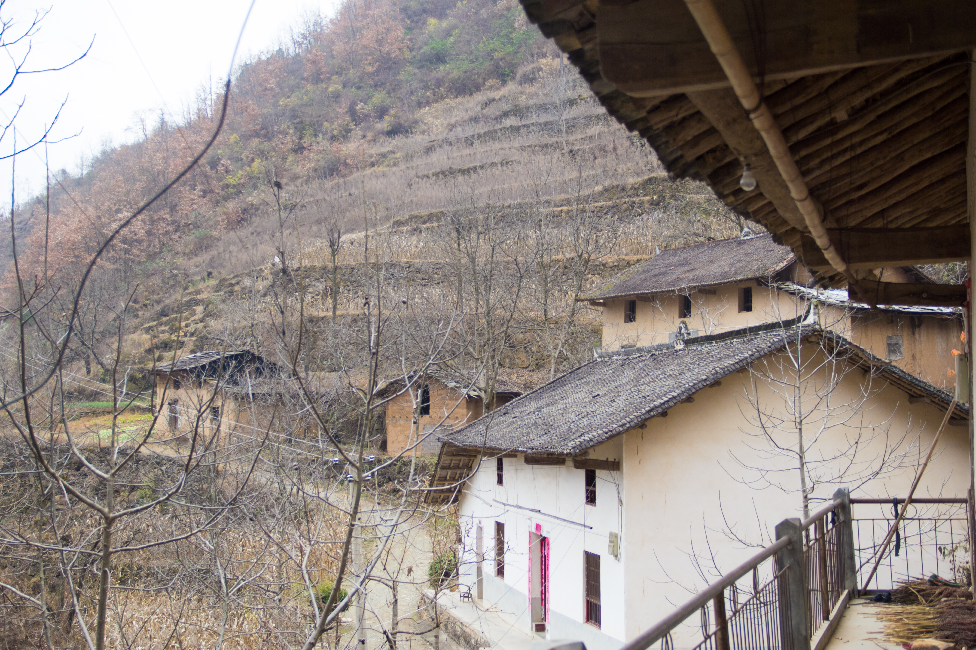 行走秦嶺:遇見十來棟無人居住的老房子,打掃得很乾淨