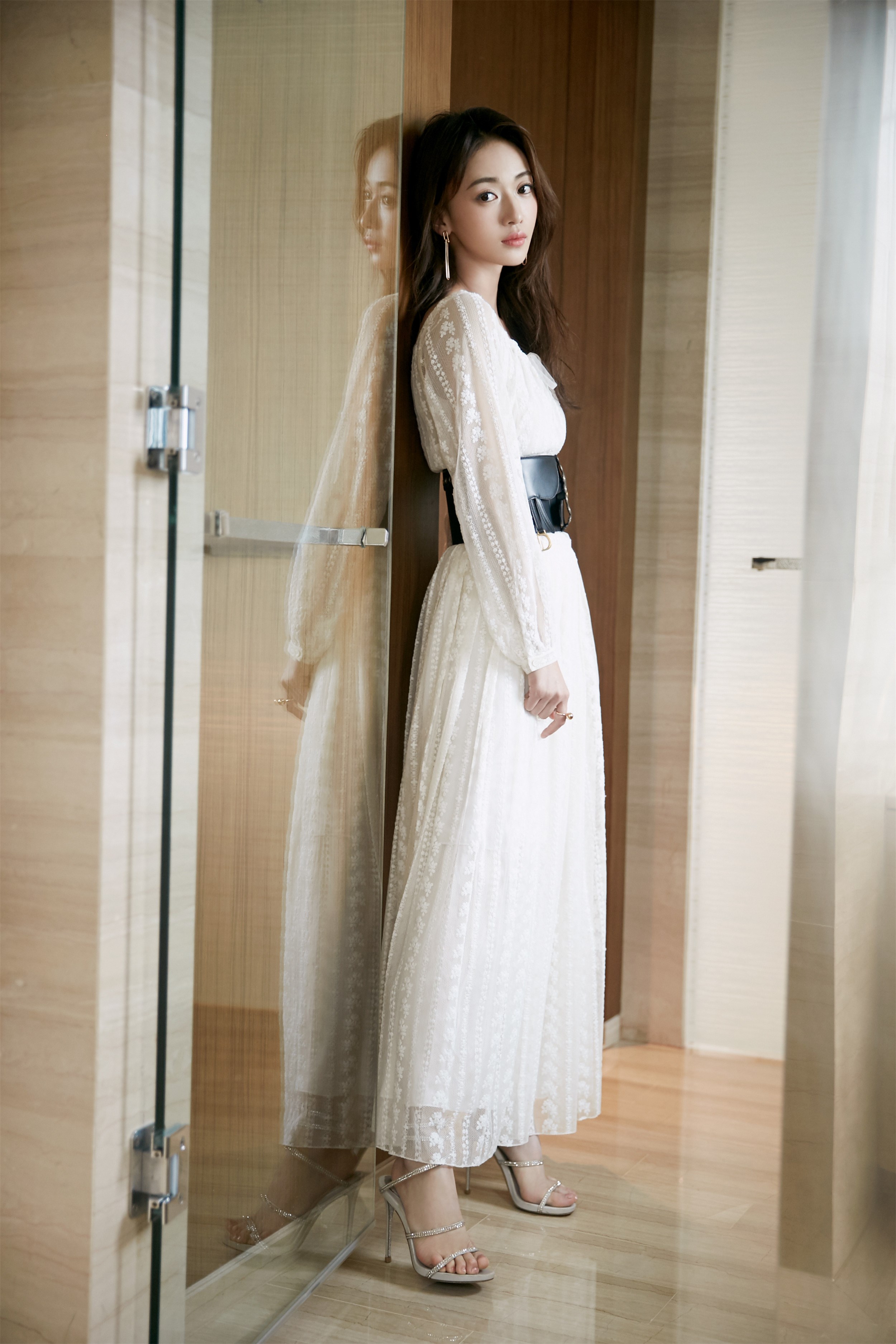 吴谨言携《正青春》亮相发布会 白裙简约大气温婉迷人