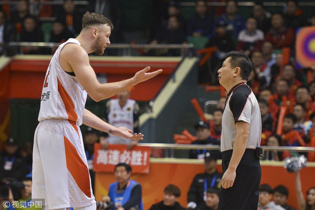 cba第36轮-山东高速vs上海哔哩哔哩 莫泰尤纳斯与对方起争执