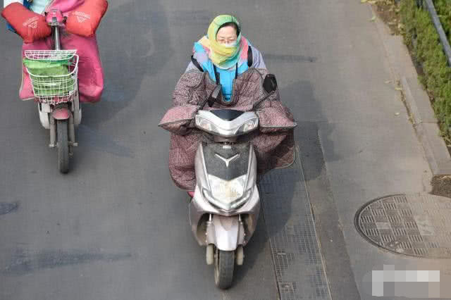 骑无牌电动车引发车祸,山东大妈耍无赖,怼交警:我是教师!