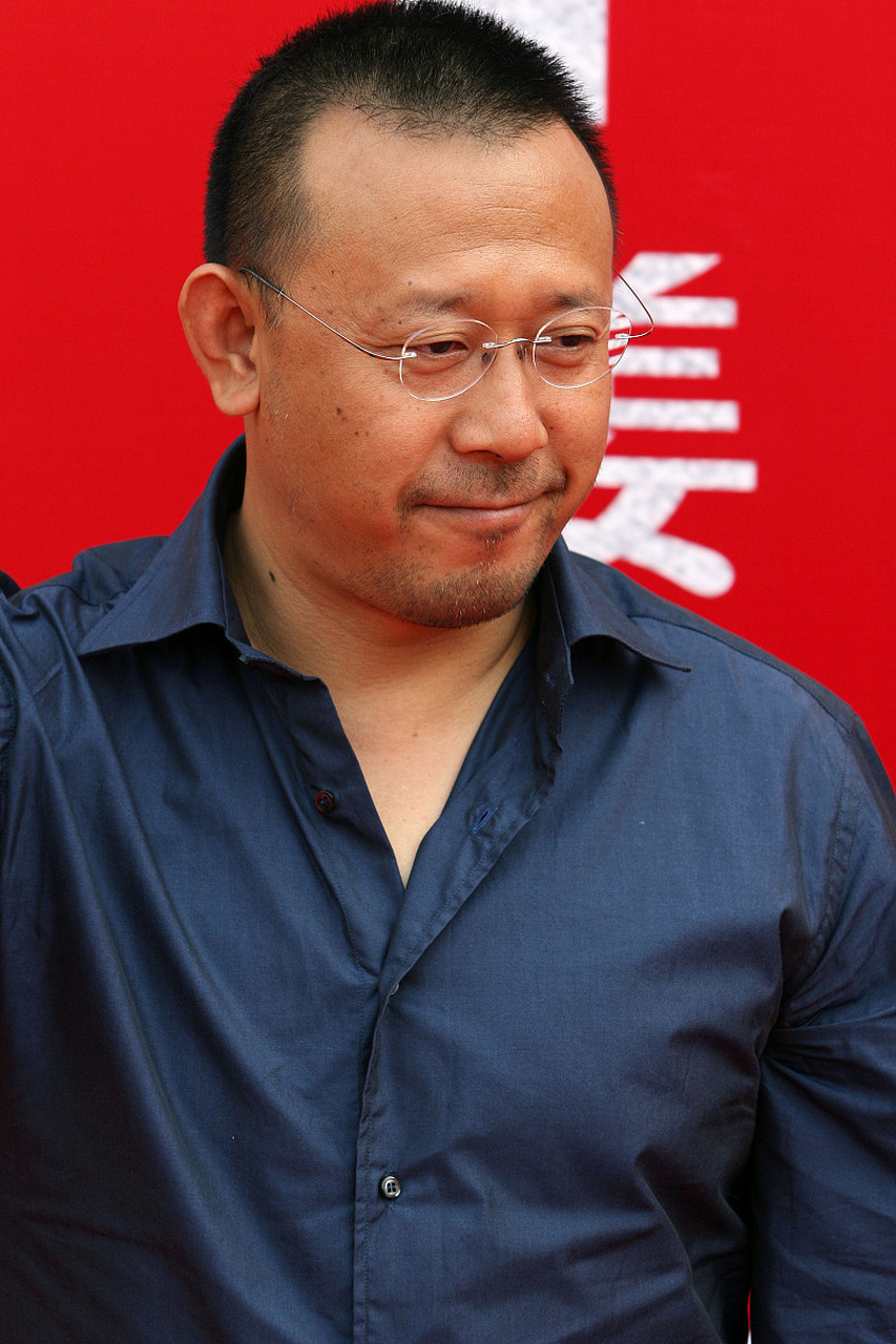 姜文:电影界雄狮  姜文是电影界的雄狮,他永远留着一撮小胡子,一双
