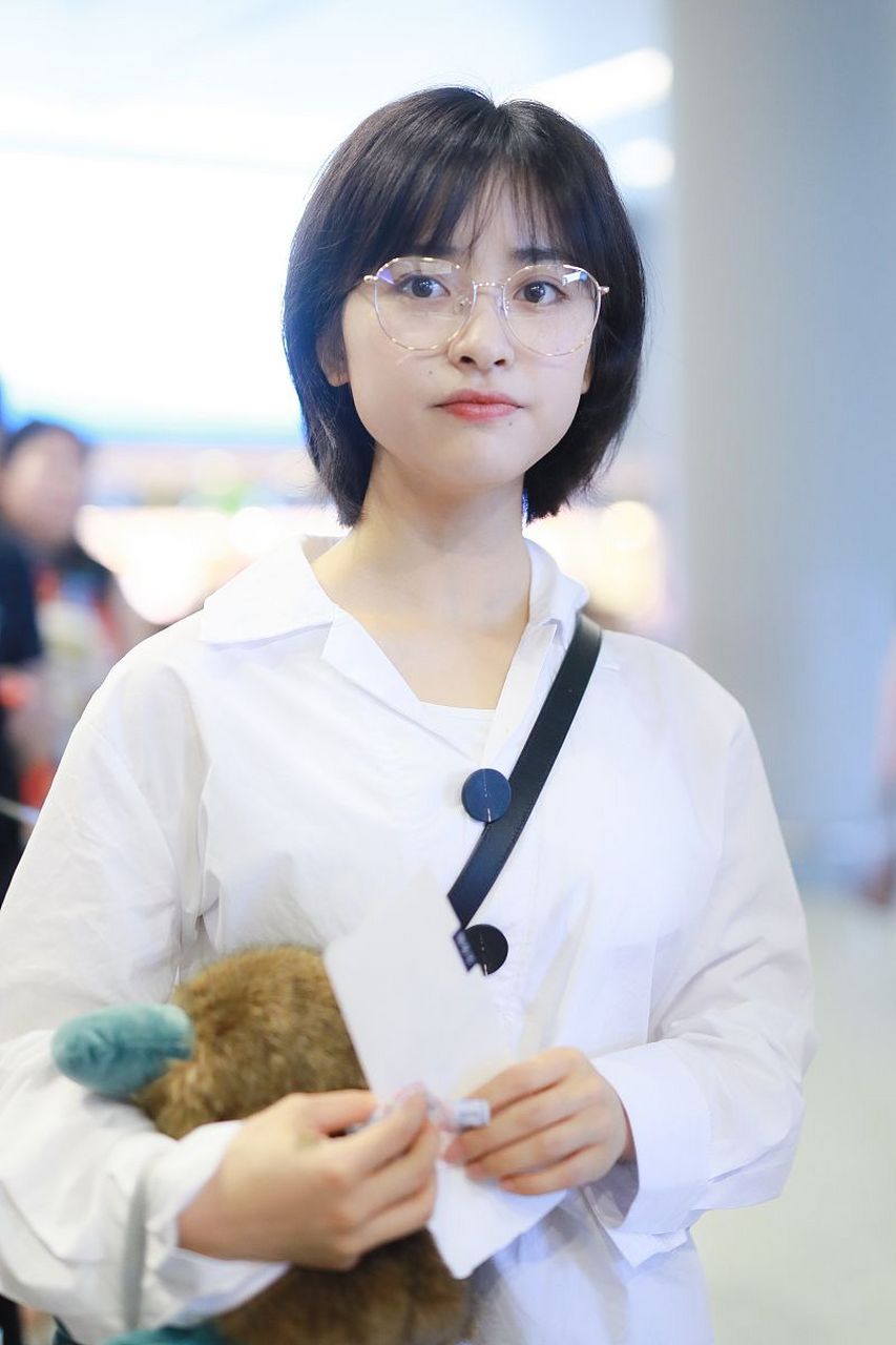 沈月最近在微博账号上分享九宫格,眼尖的网友发现其中第七张图,上面写