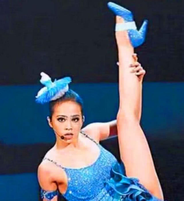 蔡依林热舞挑战高中劈叉,网友:这是用生命在诠释舞蹈吗?