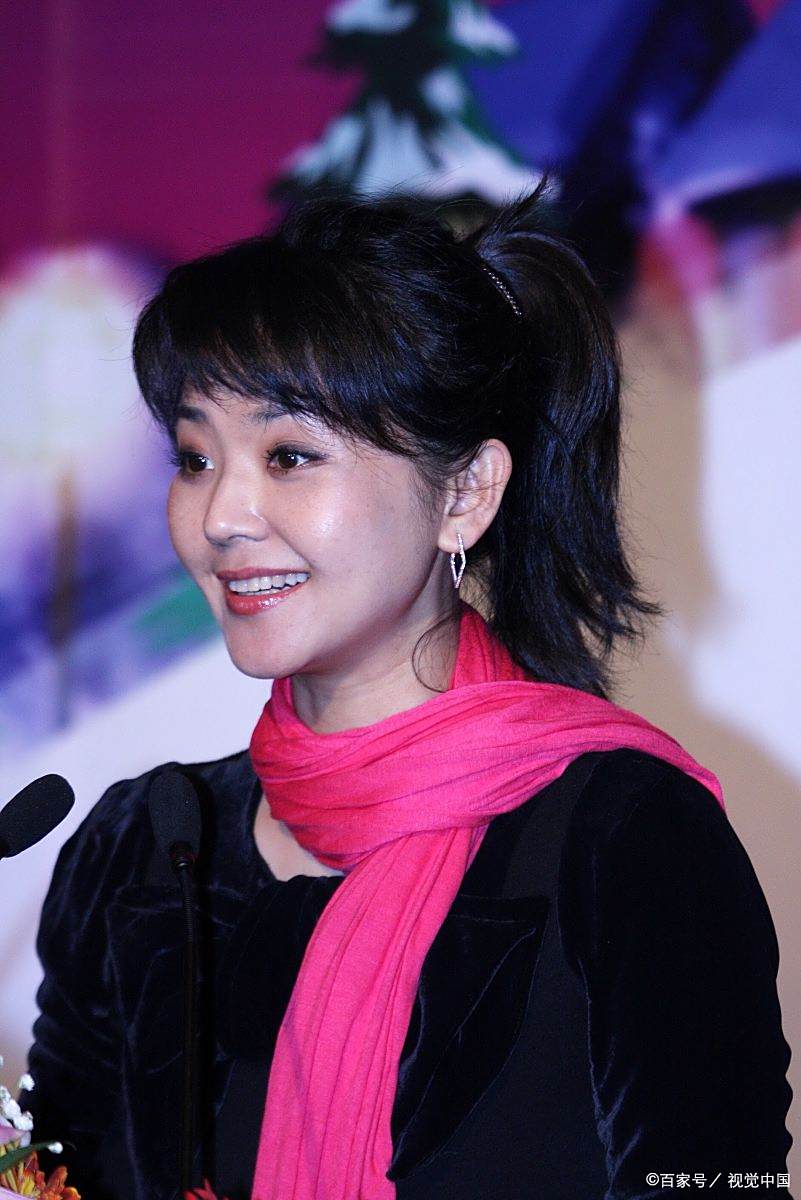 中央电视台主持人——方琼,被困石家庄当志愿者为她加油为她点赞