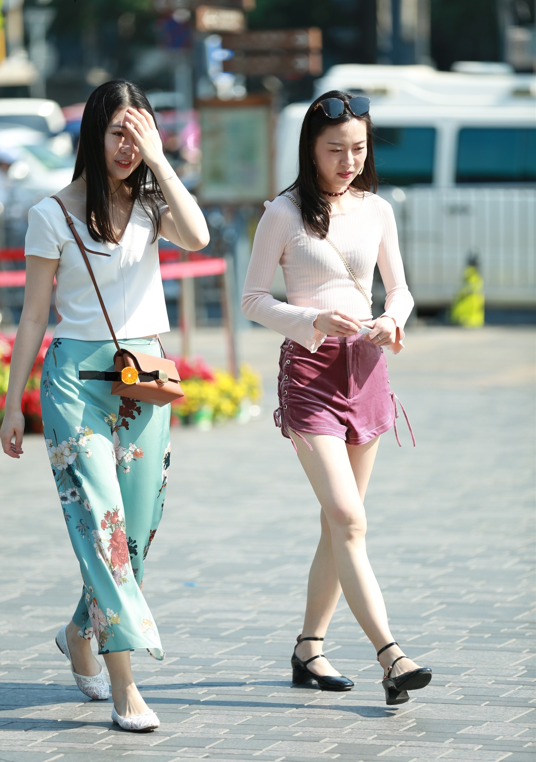 街拍美女裤裙穿搭和牛仔短裤穿搭,风格清新飘逸,模样性感可爱,大长腿