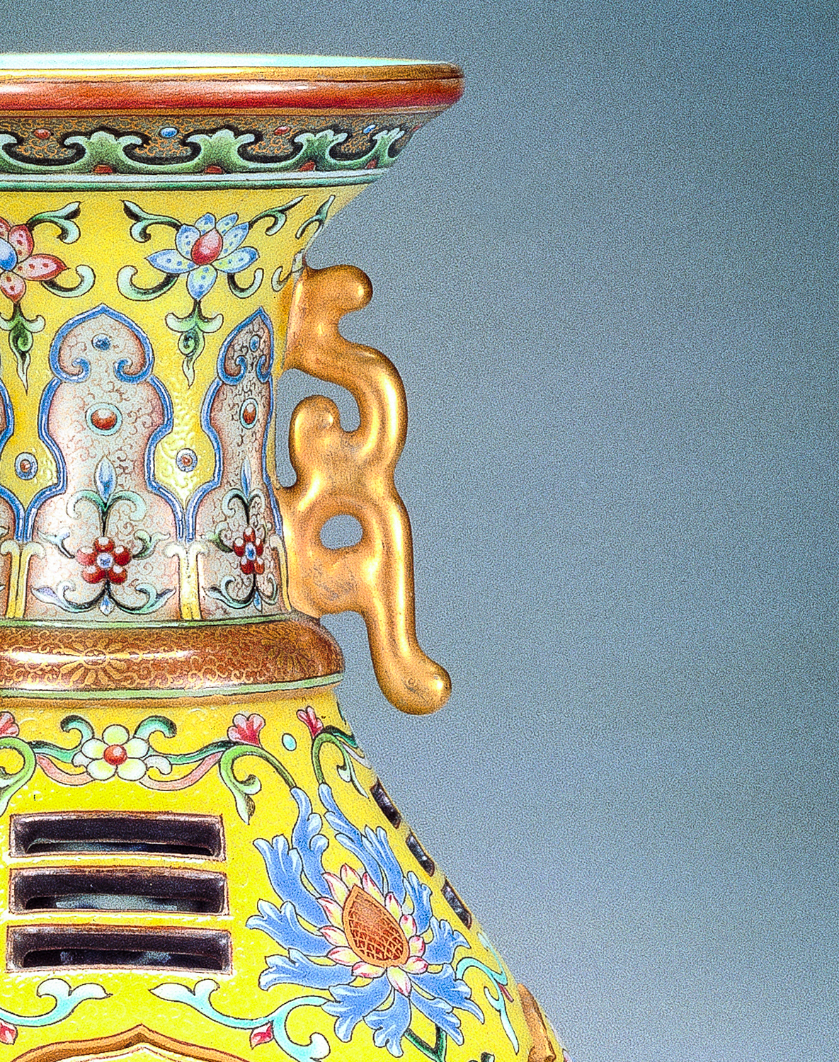 盘点台北故宫的国宝瓷器之《黄釉粉彩八卦如意转心套瓶》