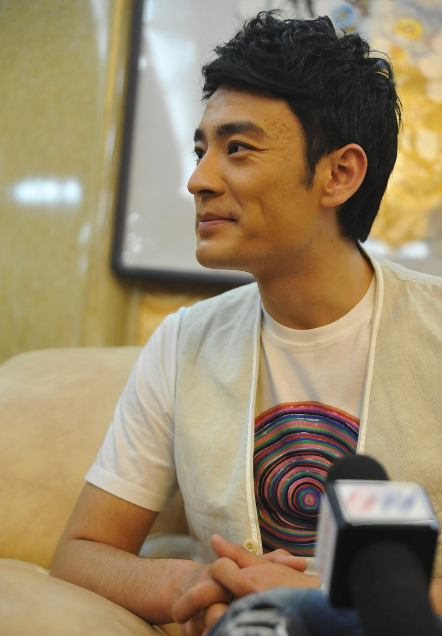 在哈尔滨拍完《风吹半夏》,李光洁给在北京的妻子带了一份惊喜:"老婆