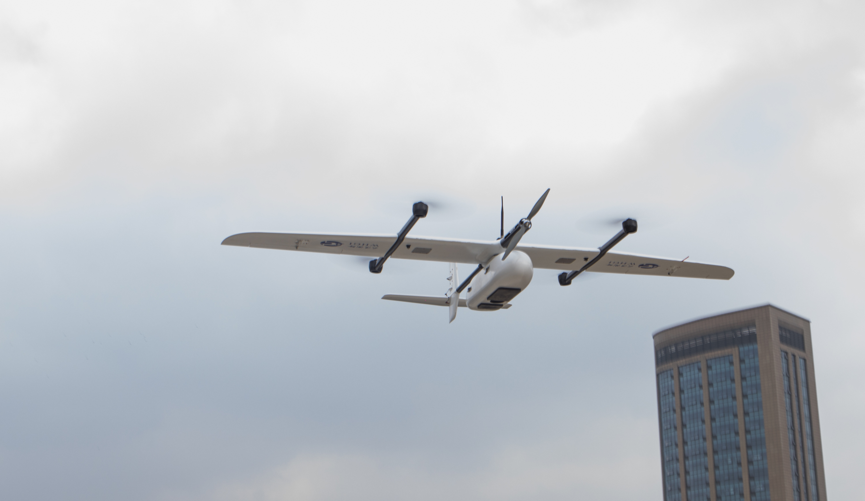 城管无人机"鹰眼"查违 300米高空可以看清地面砖头