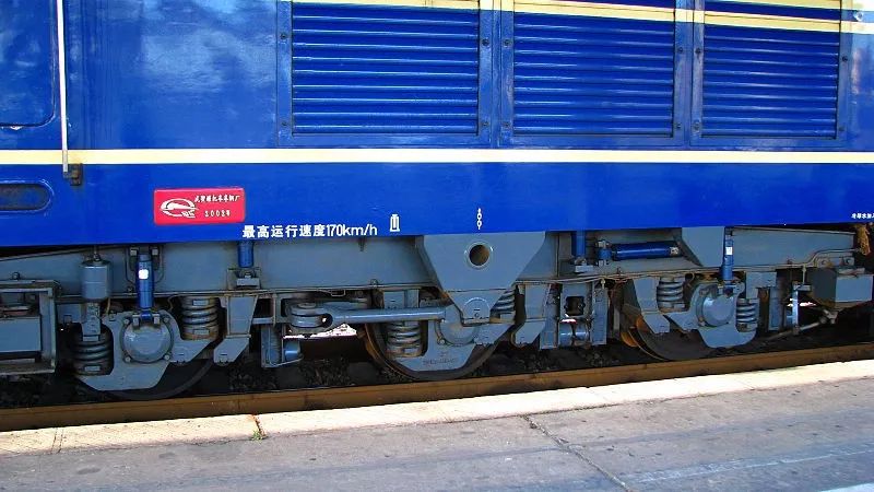 东风11型内燃机车,车迷昵称"狮子",前四次大提速的主力机车