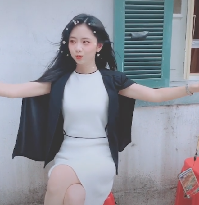 看到谭松韵穿三分群的坐姿,这也太大胆了吧!一辈子都不敢模仿!