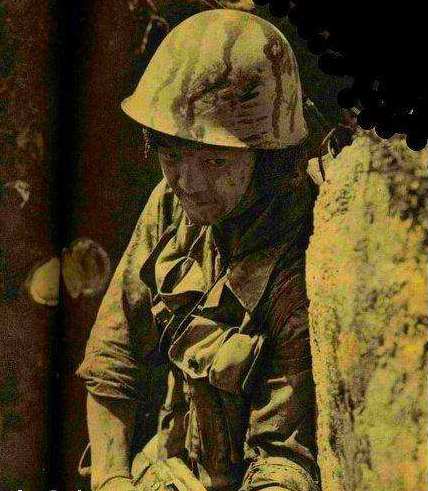 解放军中弹瞬间被定格.