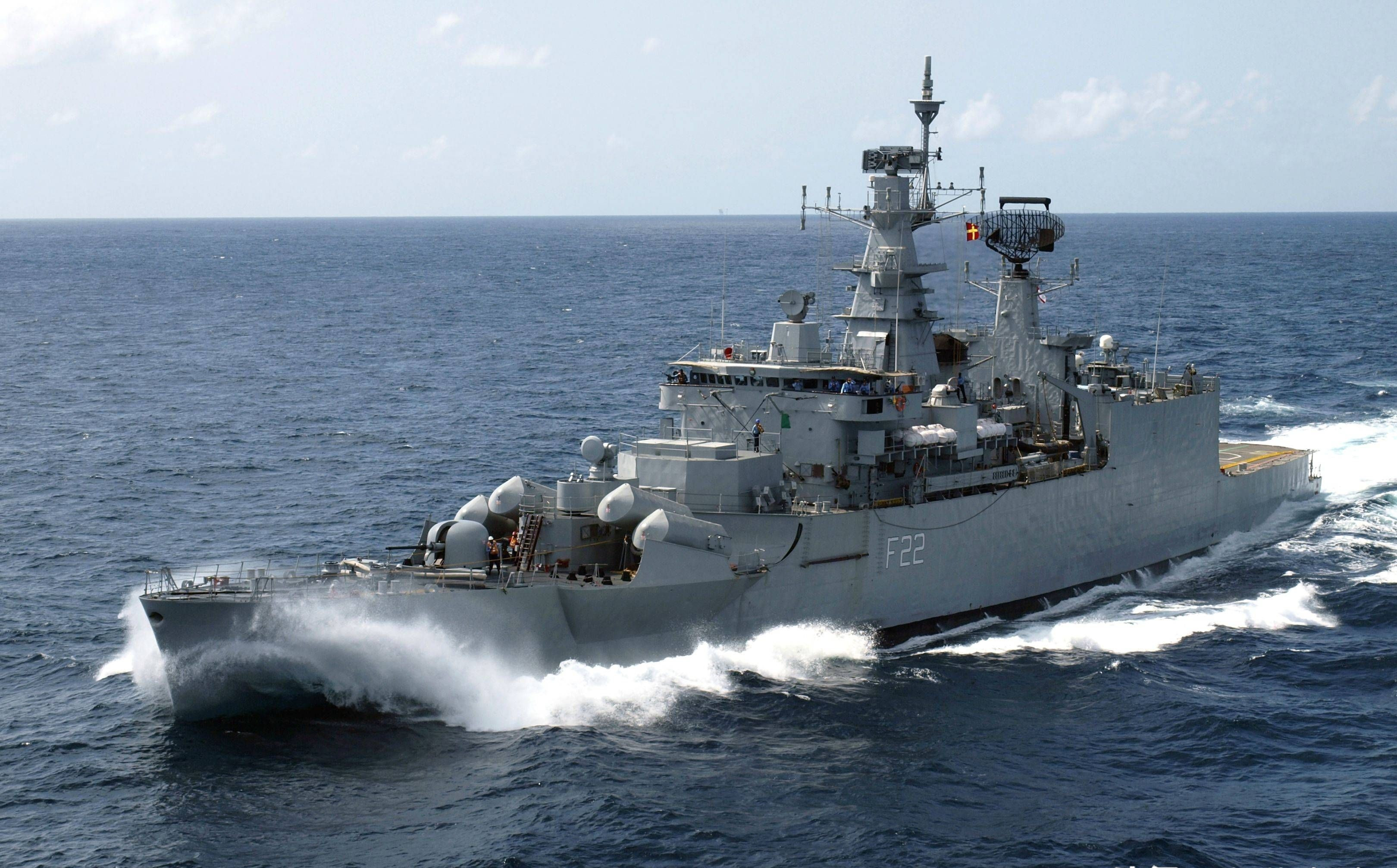 其舰体和动力系统直接沿用"利安德"级50年代的老旧