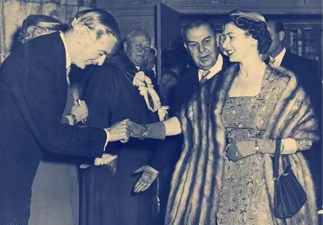 布朗1951年出生,2007年出任首相,这时女王已经81岁,比布朗大了25岁