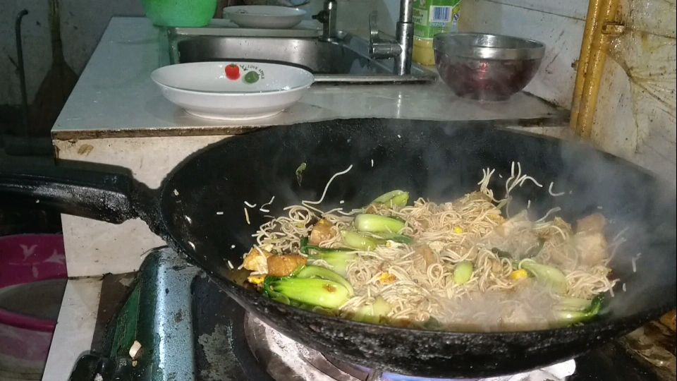小鱼:晚上炒一盘炒面,放点青菜心,简单,好吃,又光盘了啊